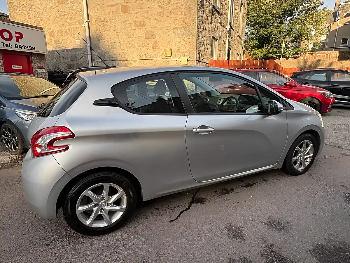Used 2013 Peugeot 208 Active Silver - Interior and Exterior details 4