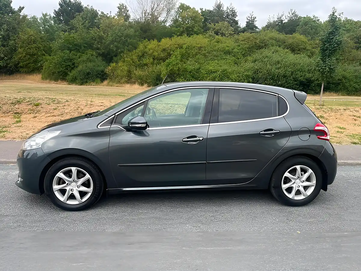 Used 2013 Peugeot 208 Allure Grey - Interior and Exterior details 4