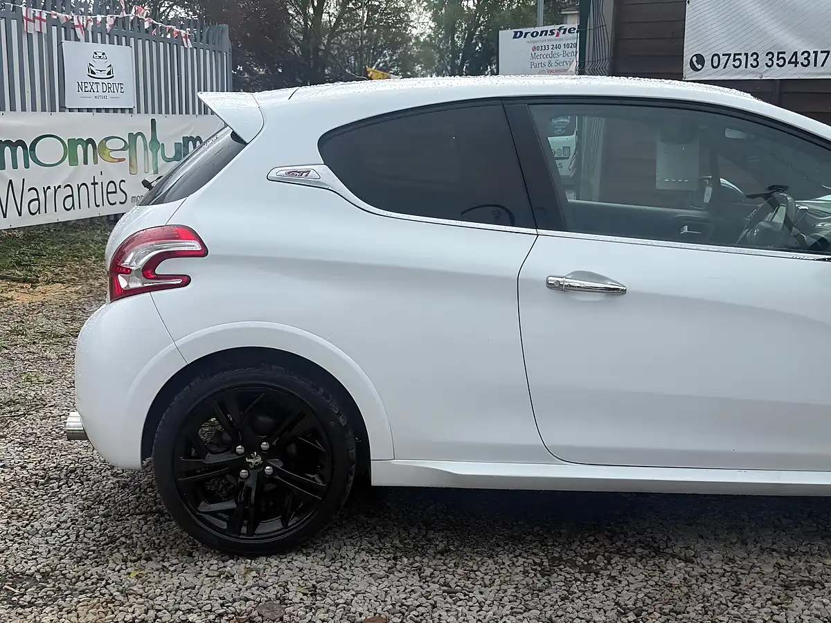 Used 2013 Peugeot 208 GTI White - Interior and Exterior details 9