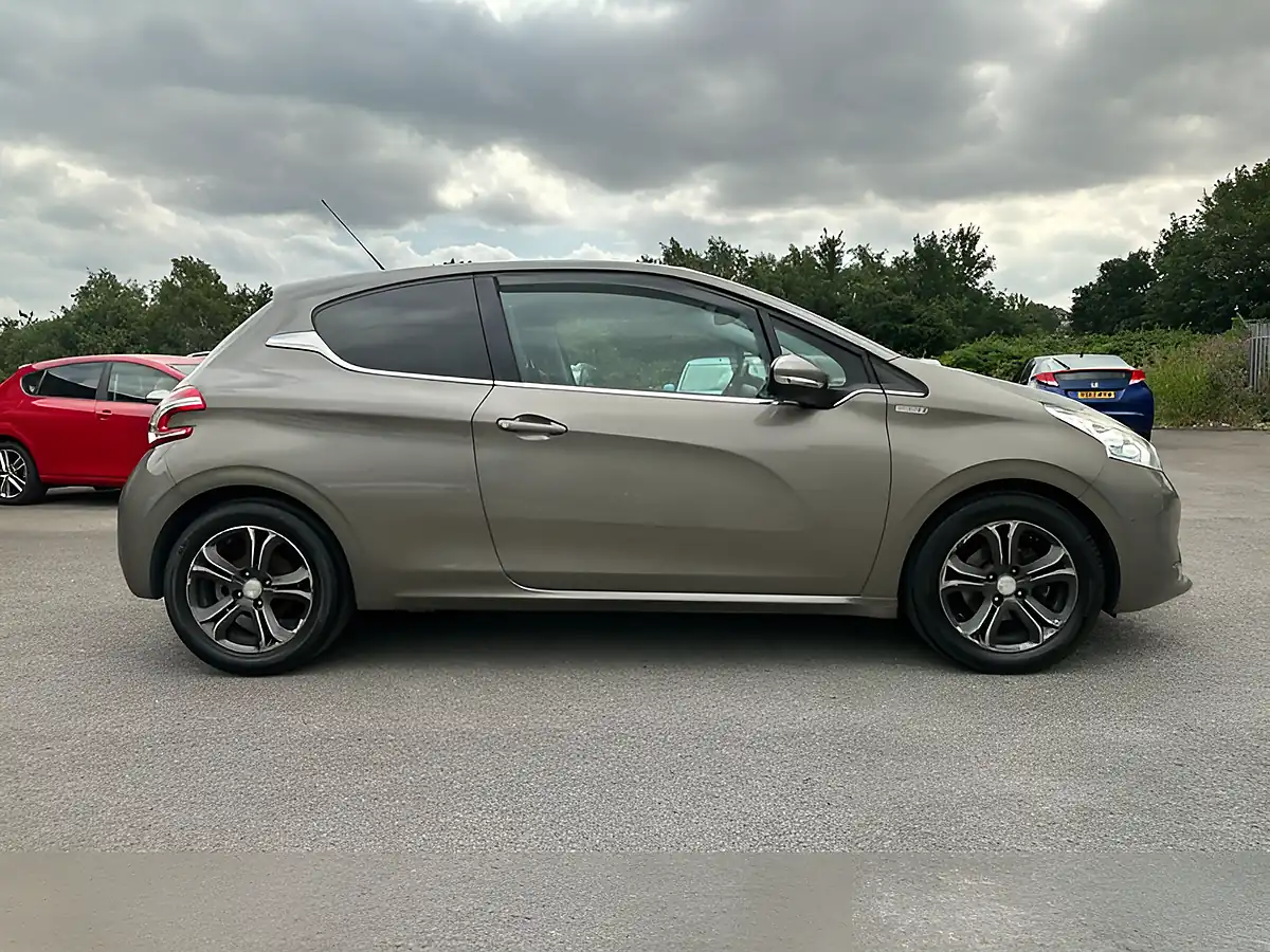Used 2013 Peugeot 208 Intuitive Grey - Interior and Exterior details 11
