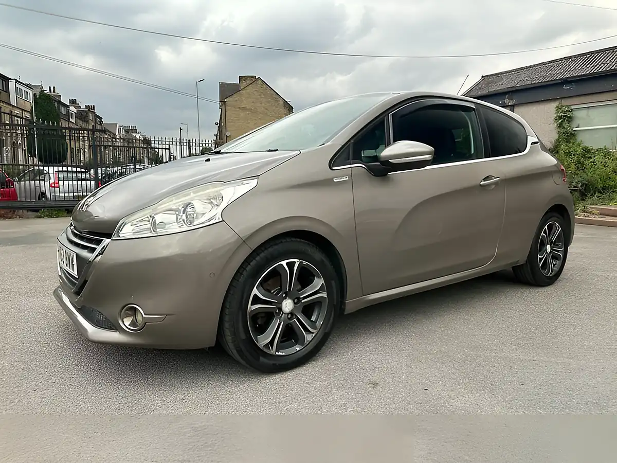 Used 2013 Peugeot 208 Intuitive Grey - Interior and Exterior details 3