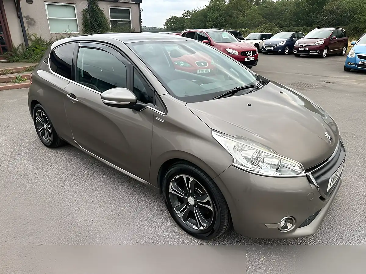 Used 2013 Peugeot 208 Intuitive Grey - Interior and Exterior details 6