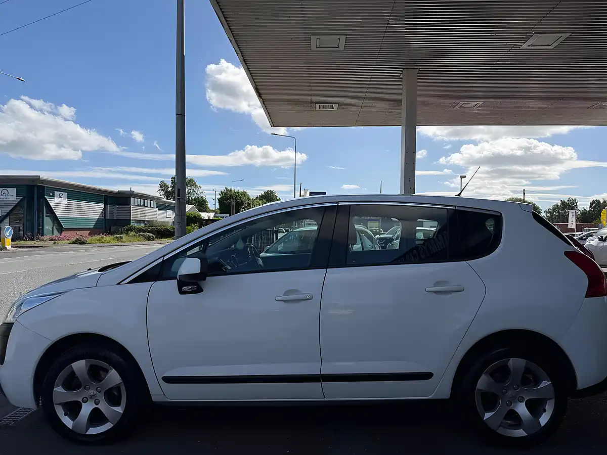 Used 2013 Peugeot 3008 Active White - Interior and Exterior details 8