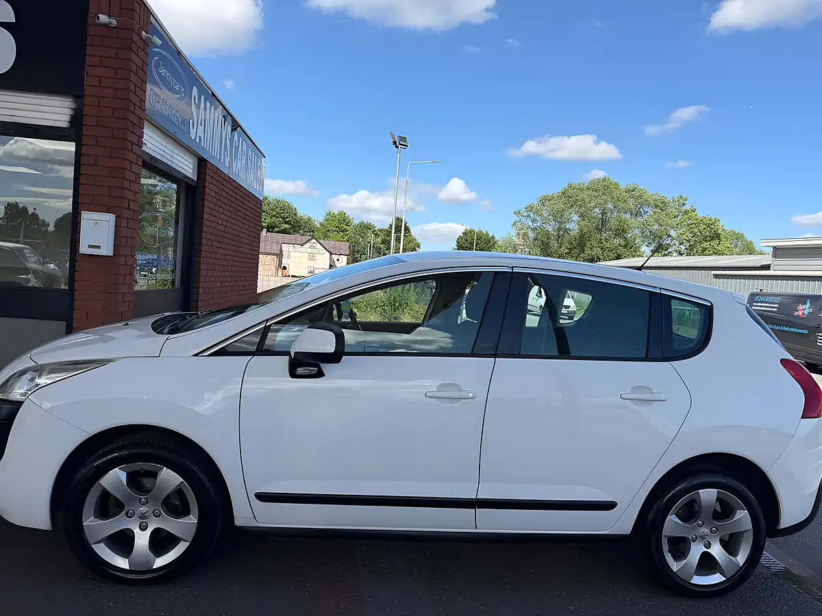 Used 2013 Peugeot 3008 Active White - Interior and Exterior details 9