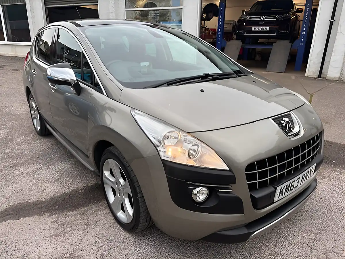 Used 2013 Peugeot 3008 Allure Grey - Front View