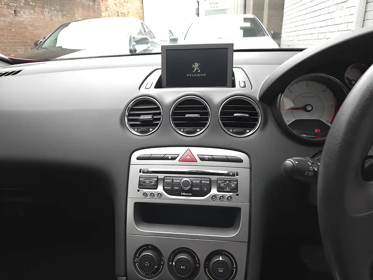 Used 2013 Peugeot 308 Sr Egc Red - Interior and Exterior details 12