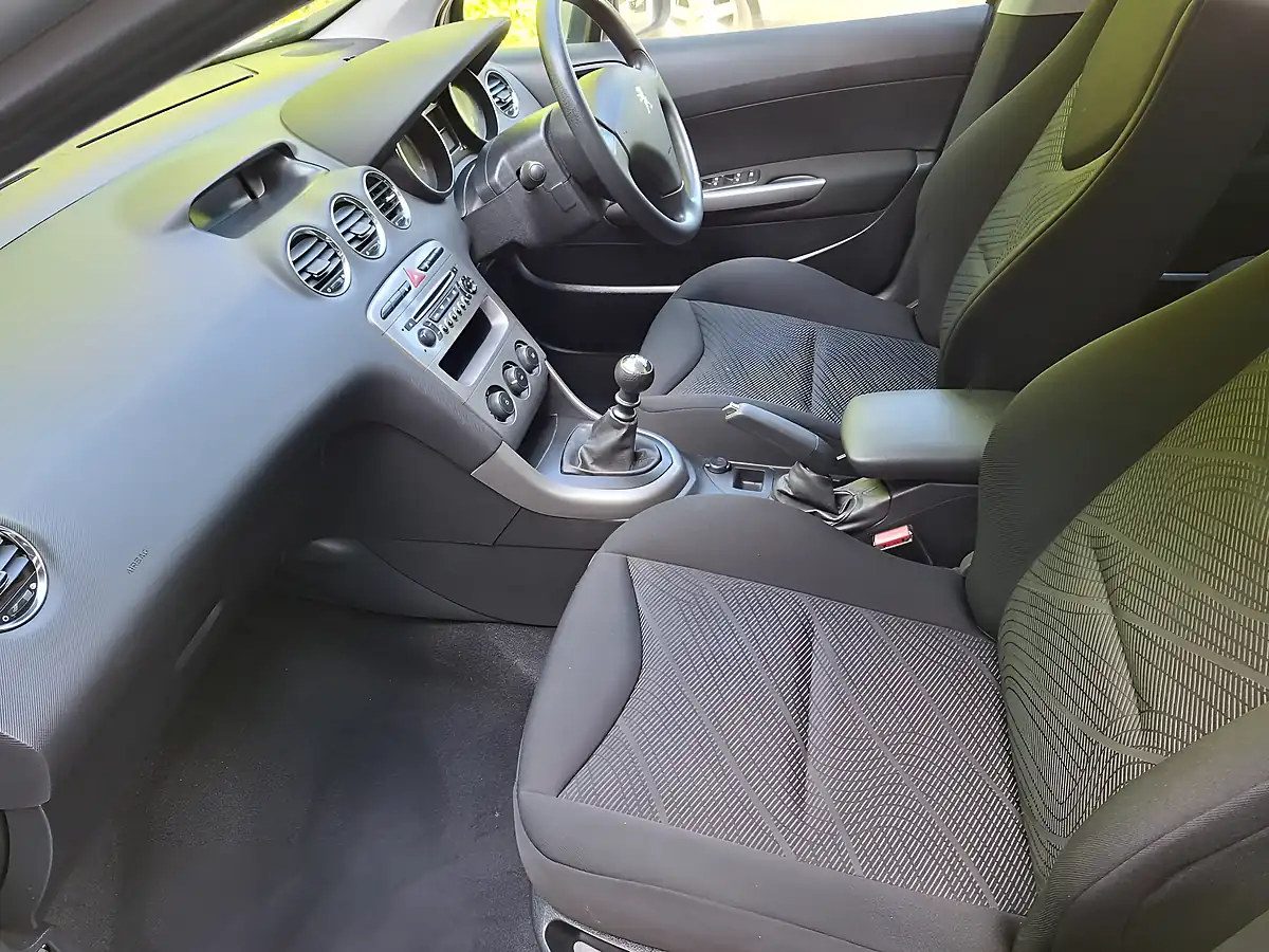 Used 2013 Peugeot 308 Sw Access Silver - Interior and Exterior details 10