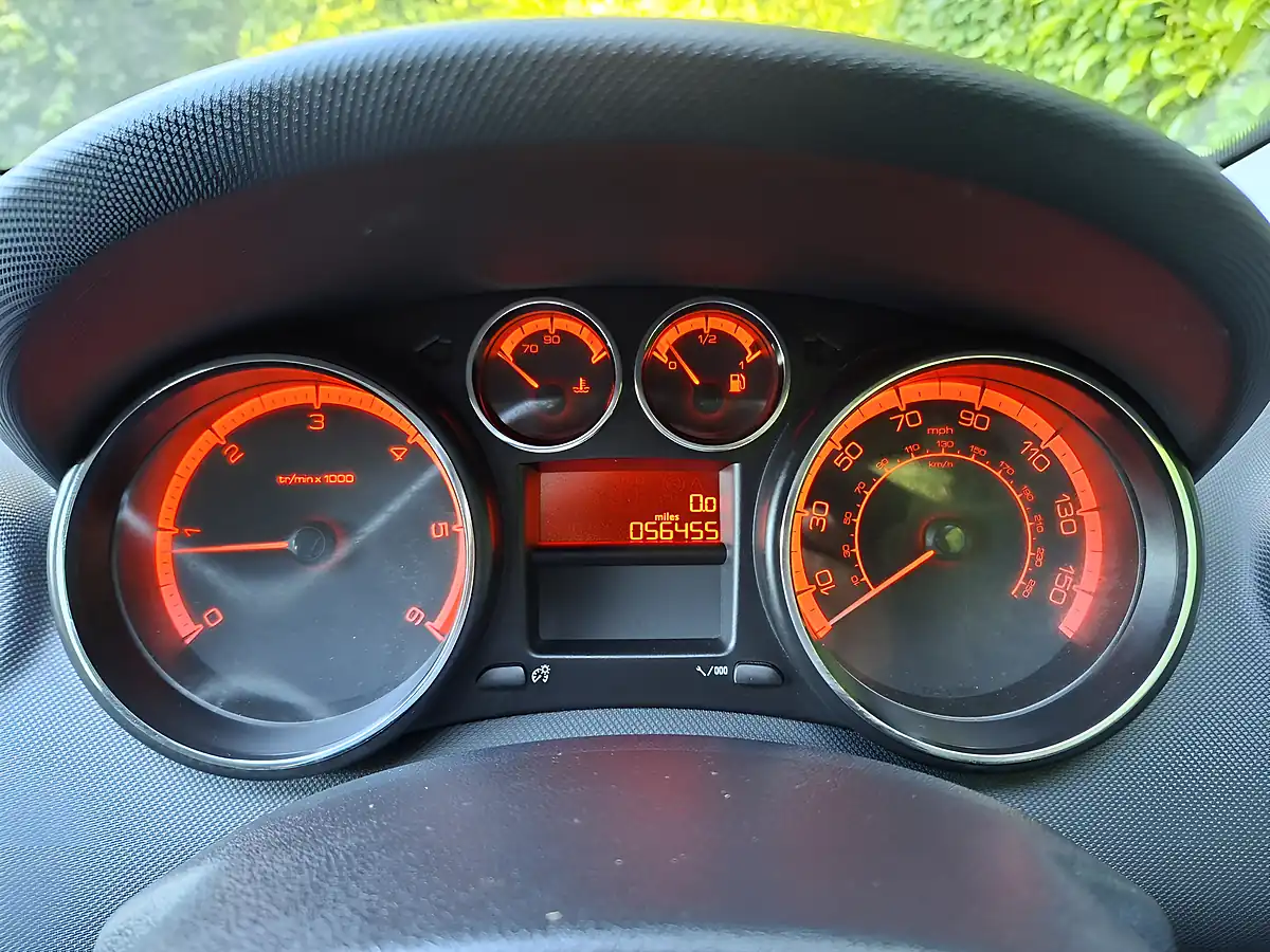 Used 2013 Peugeot 308 Sw Access Silver - Interior and Exterior details 9