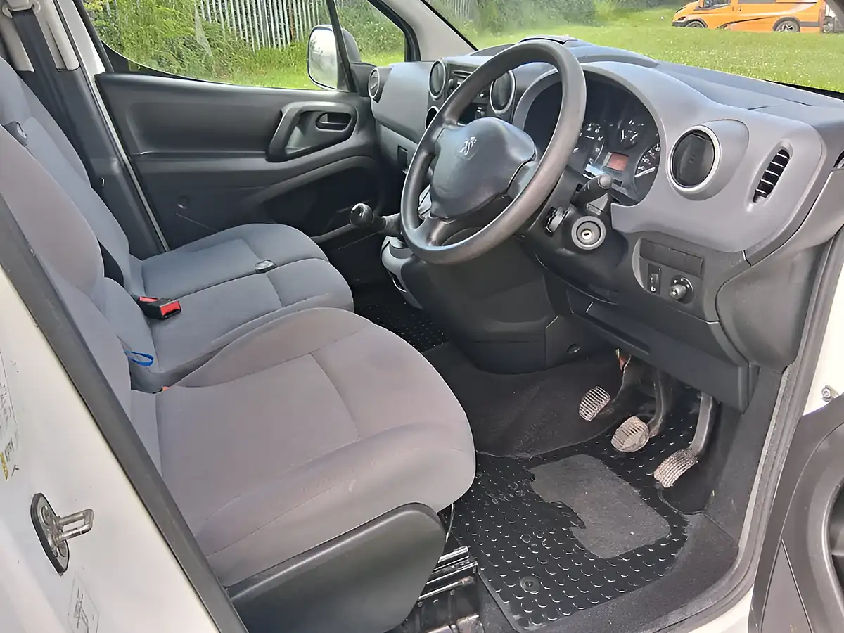 Used 2013 Peugeot Partner 850 Professional White - Interior and Exterior details 14