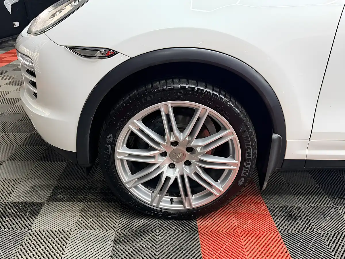 Used 2013 Porsche Cayenne White - Interior and Exterior details 16
