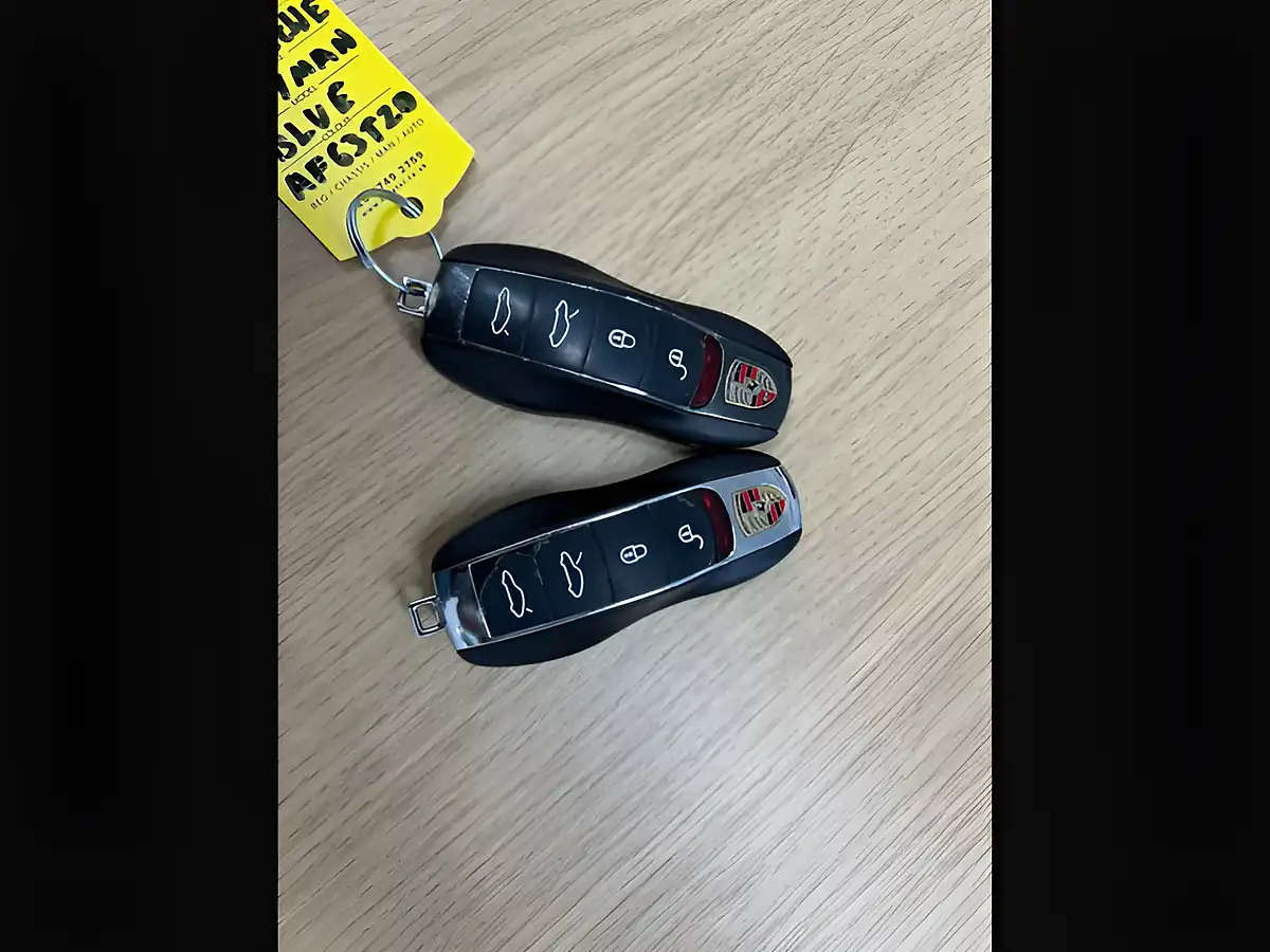 Used 2013 Porsche Cayman 981 Euro 5 Aqua Blue - Interior and Exterior details 12