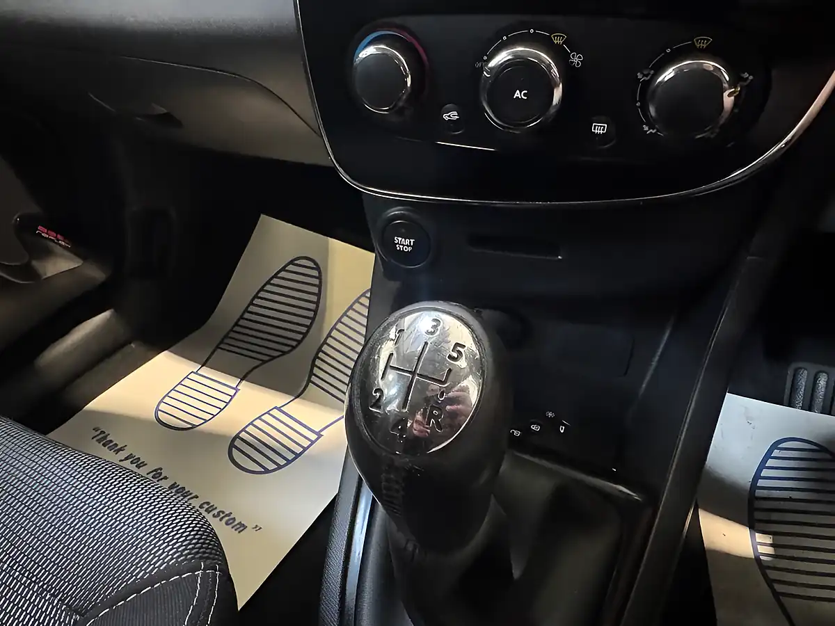 Used 2013 Renault Clio Dynamique Medianav Black - Interior and Exterior details 11