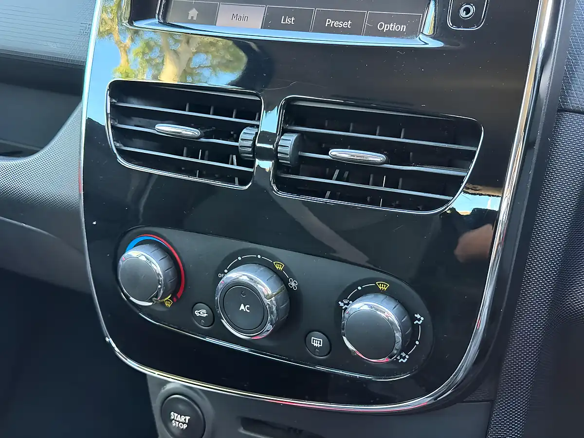Used 2013 Renault Clio Dynamique Medianav Black - Interior and Exterior details 13