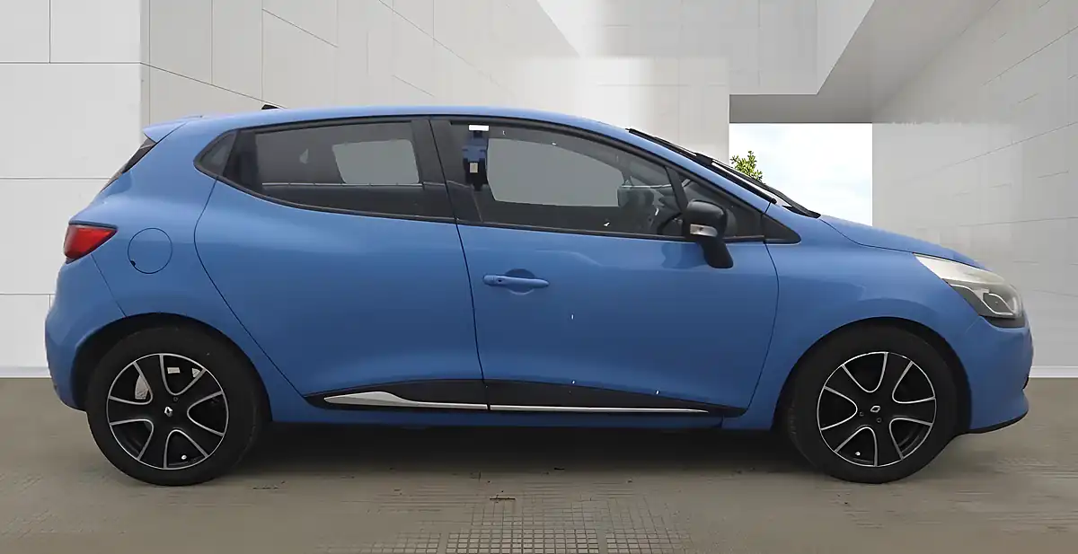 Used 2013 Renault Clio Dynamique Medianav Blue - Interior and Exterior details 5