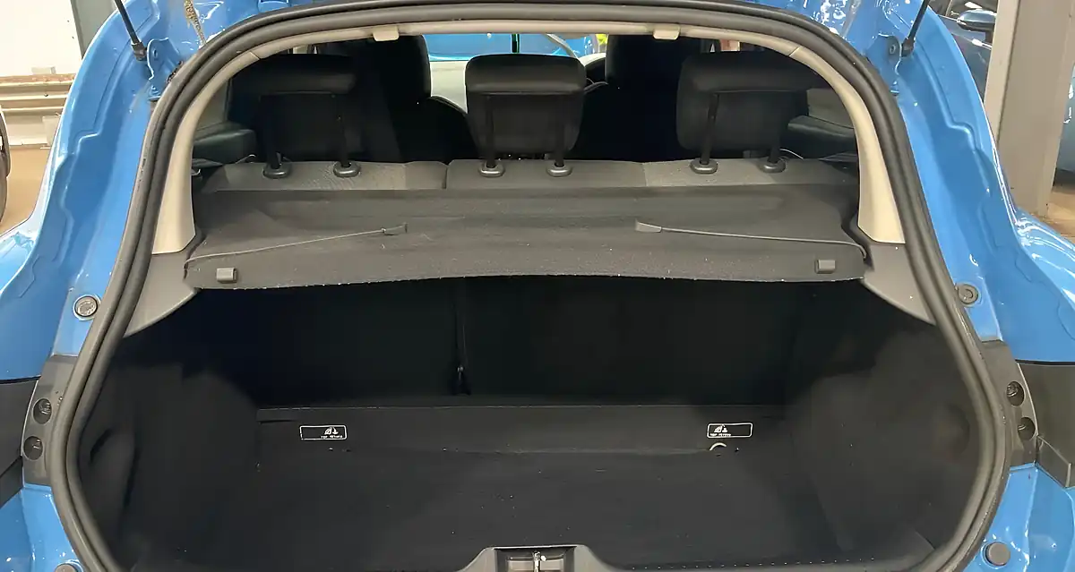Used 2013 Renault Clio Dynamique Medianav Blue - Interior and Exterior details 9