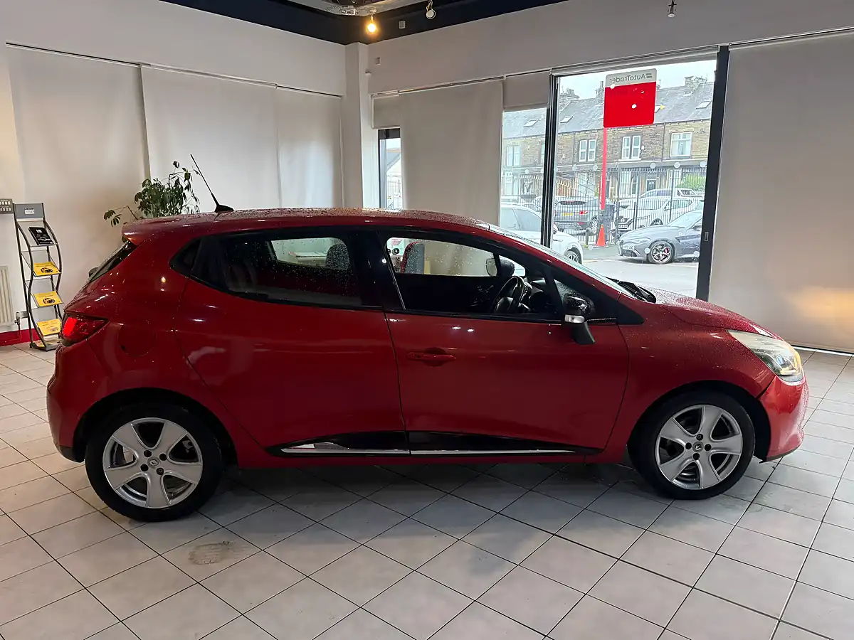Used 2013 Renault Clio Dynamique Medianav Red - Interior and Exterior details 12
