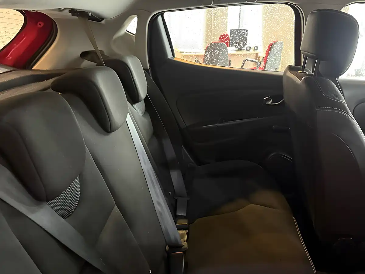 Used 2013 Renault Clio Dynamique Medianav Red - Interior and Exterior details 13
