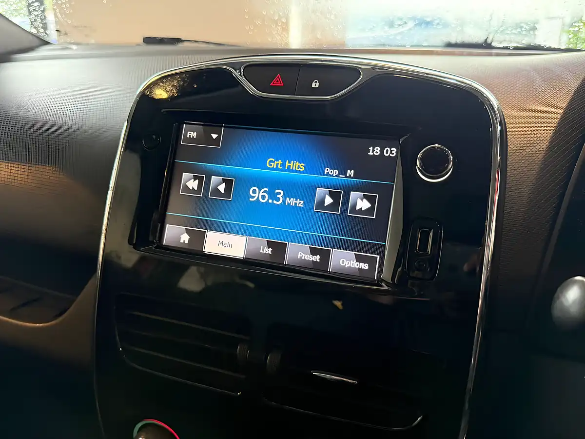 Used 2013 Renault Clio Dynamique Medianav Red - Interior and Exterior details 16