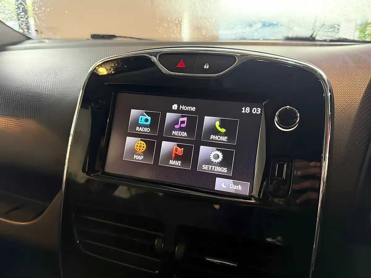 Used 2013 Renault Clio Dynamique Medianav Red - Interior and Exterior details 17