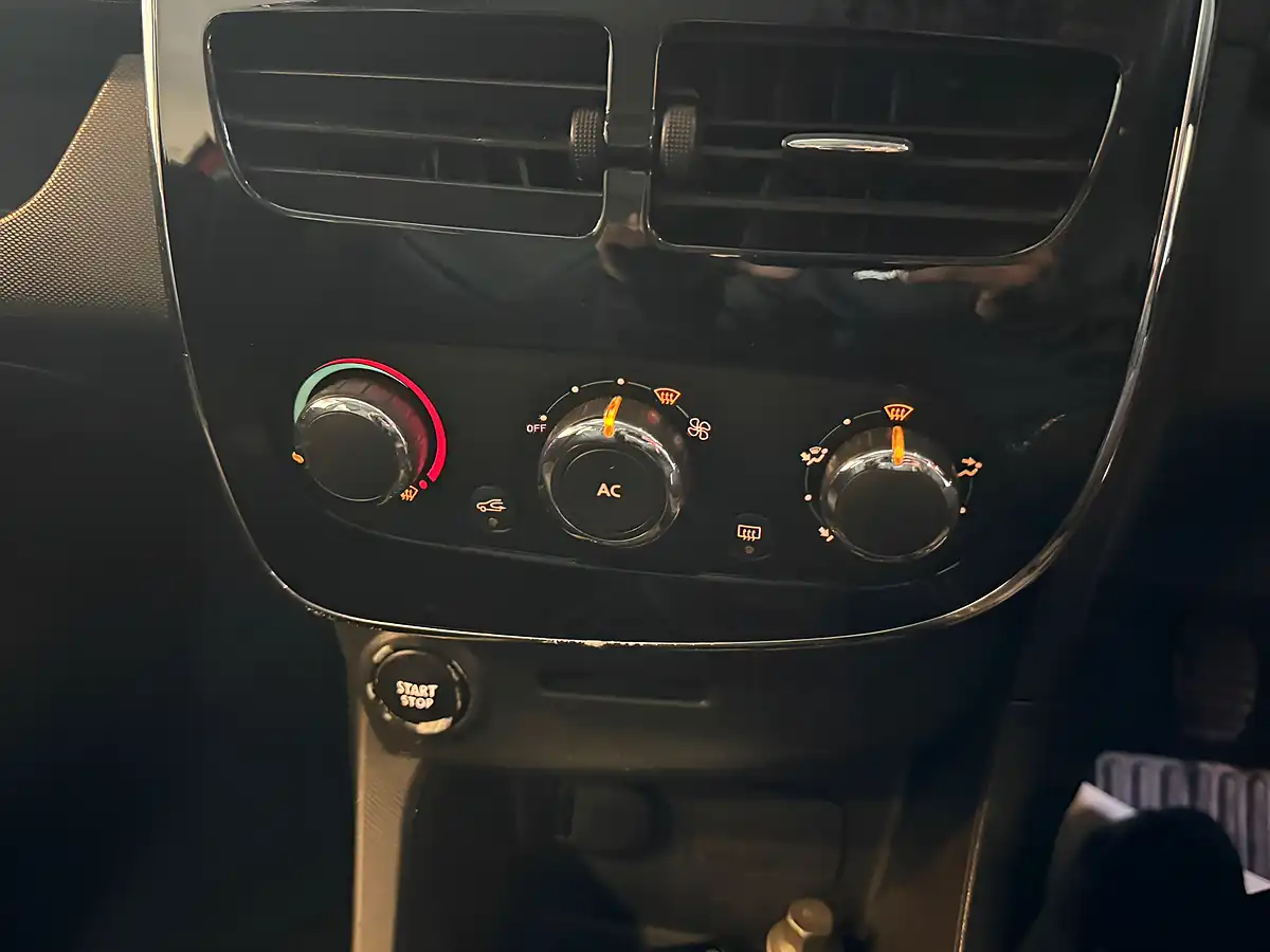 Used 2013 Renault Clio Dynamique Medianav Red - Interior and Exterior details 18