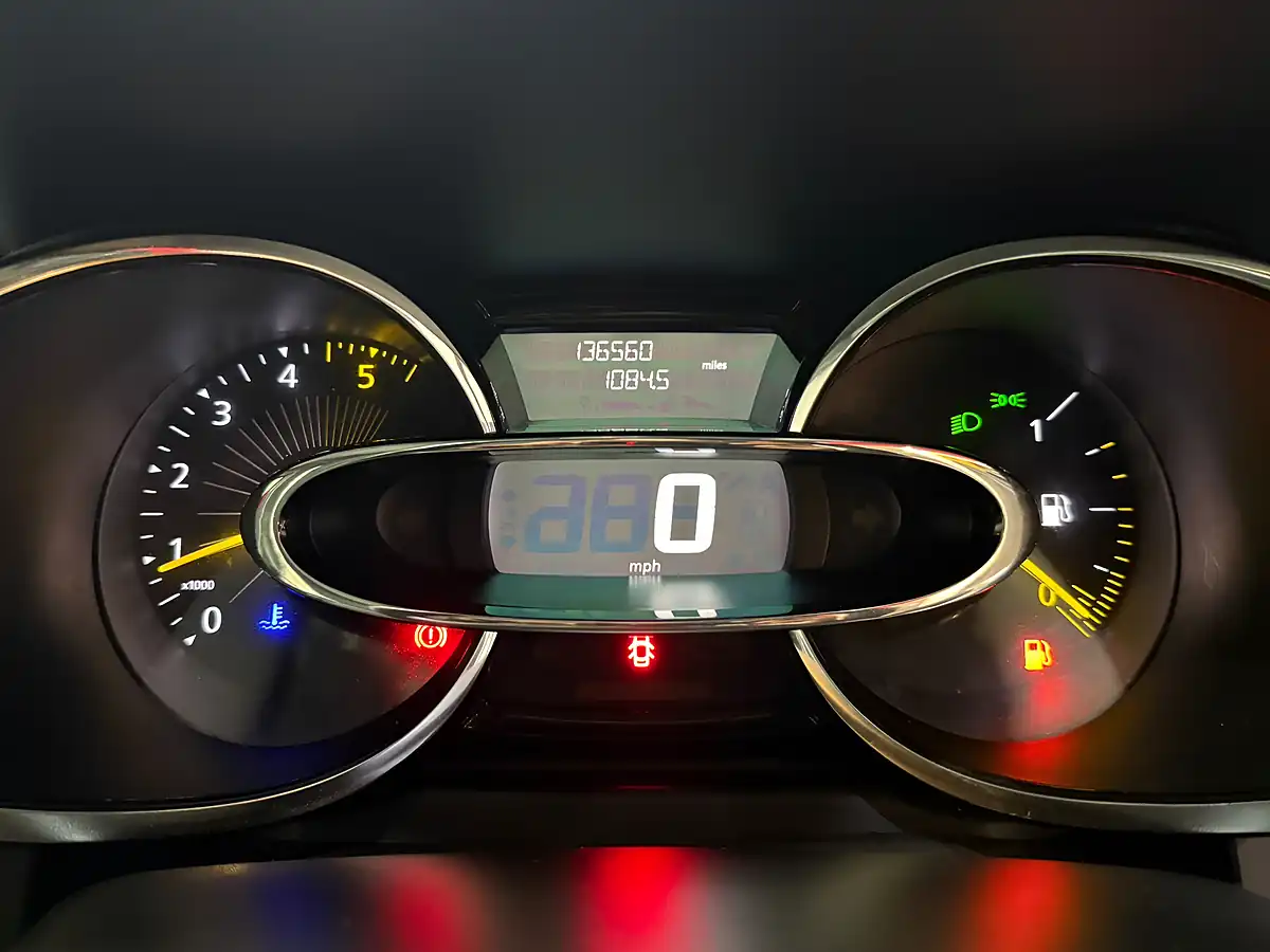 Used 2013 Renault Clio Dynamique Medianav Red - Interior and Exterior details 19