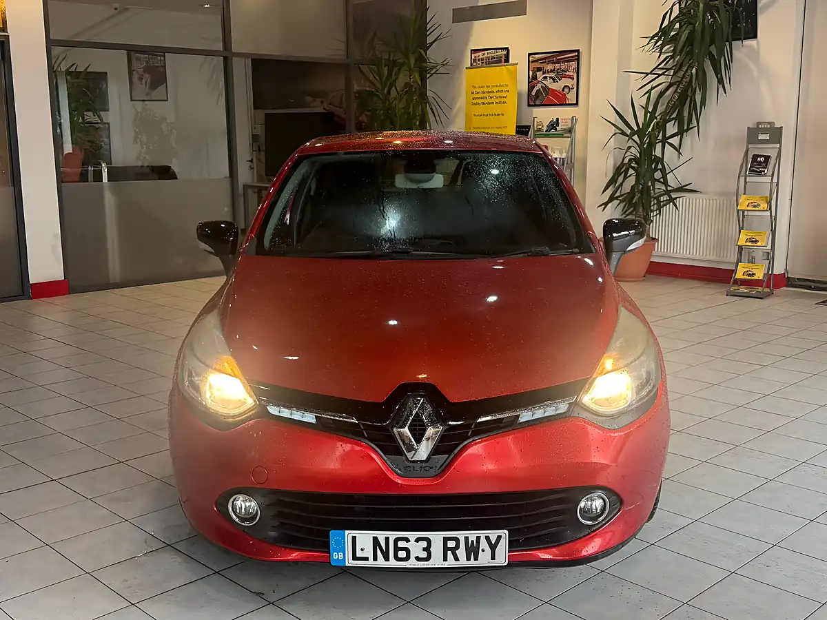 Used 2013 Renault Clio Dynamique Medianav Red - Interior and Exterior details 4