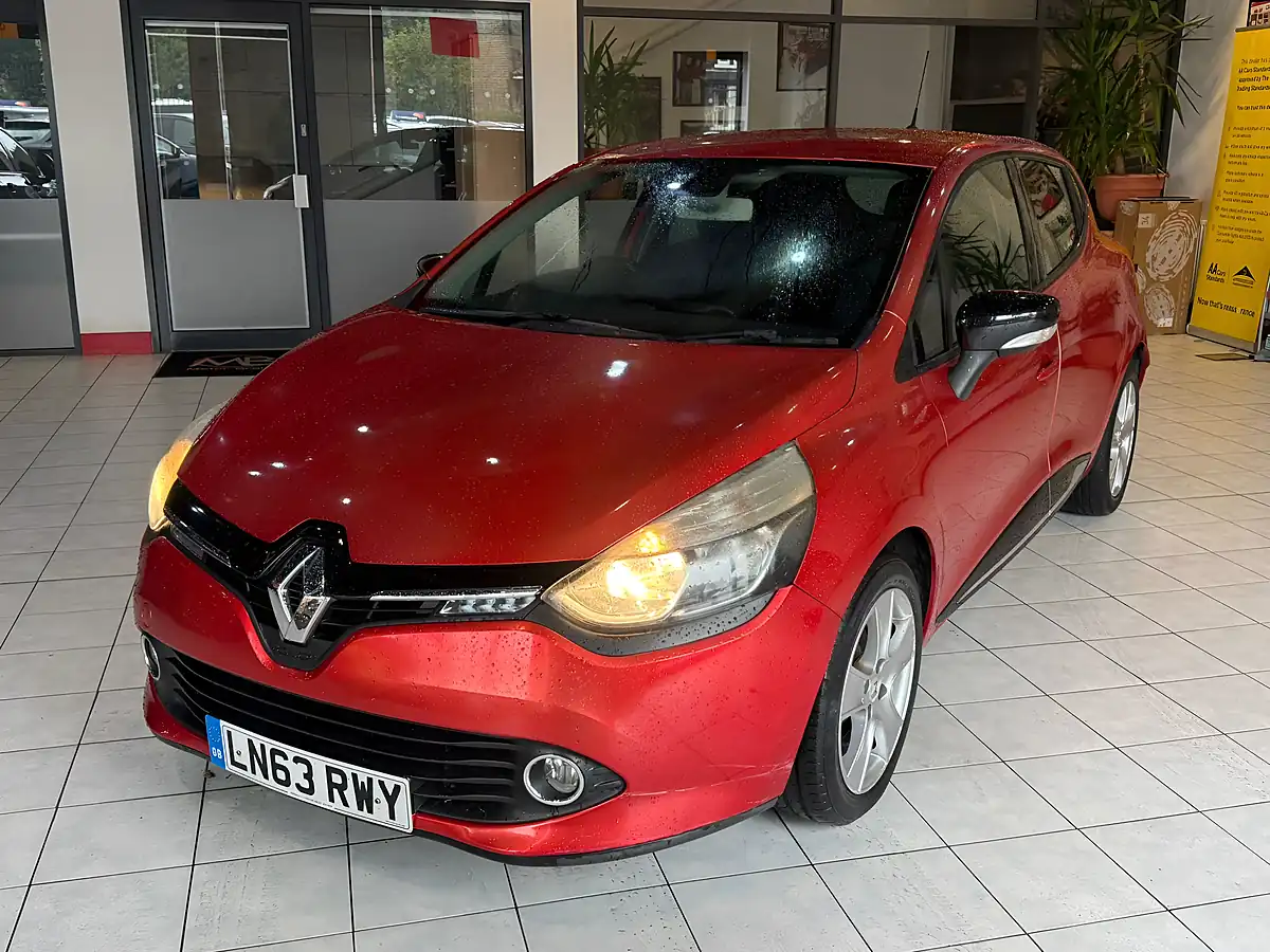 Used 2013 Renault Clio Dynamique Medianav Red - Interior and Exterior details 5