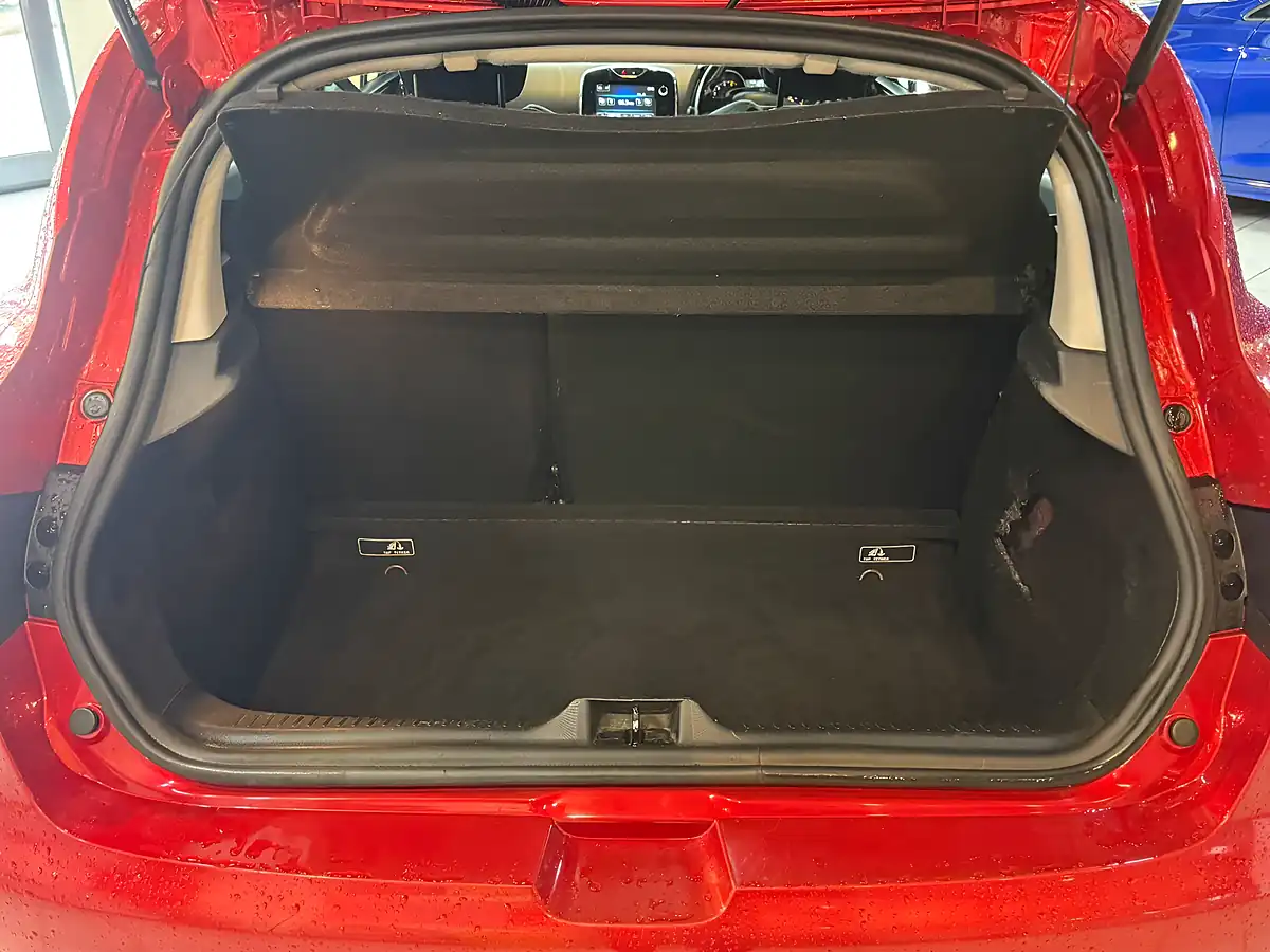 Used 2013 Renault Clio Dynamique Medianav Red - Interior and Exterior details 9