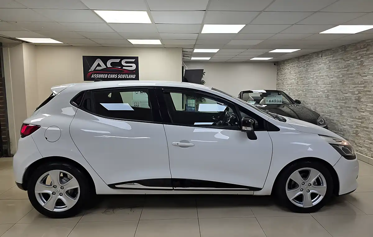 Used 2013 Renault Clio Dynamique Medianav White - Interior and Exterior details 14