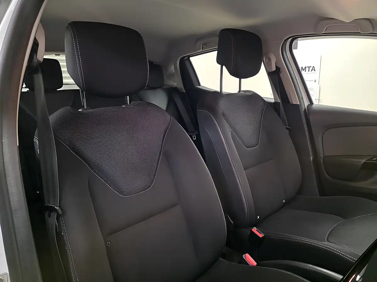 Used 2013 Renault Clio Dynamique Medianav White - Interior and Exterior details 8