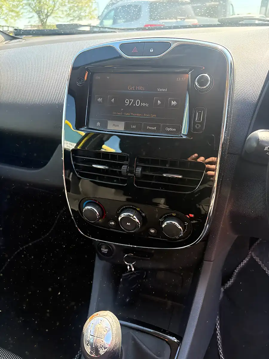 Used 2013 Renault Clio Dynamique Medianav Yellow - Interior and Exterior details 10