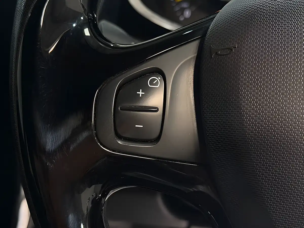 Used 2013 Renault Clio Dynamique S Blue - Interior and Exterior details 12