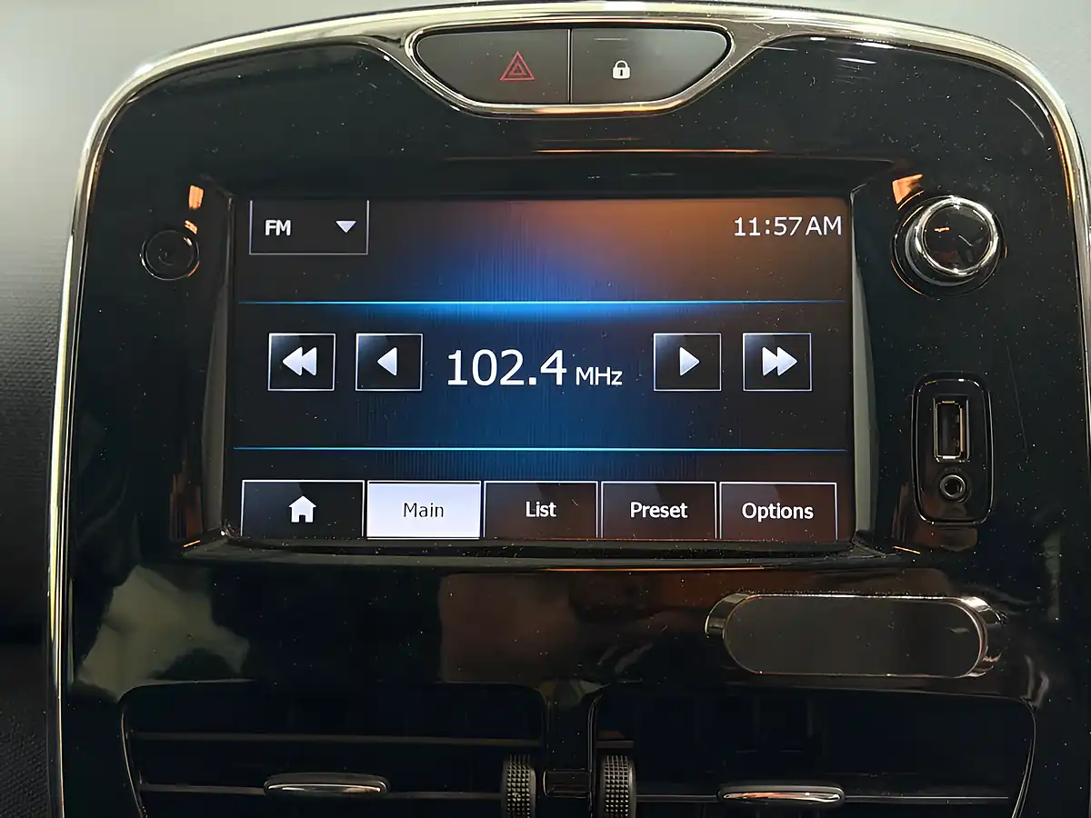 Used 2013 Renault Clio Dynamique S Blue - Interior and Exterior details 13