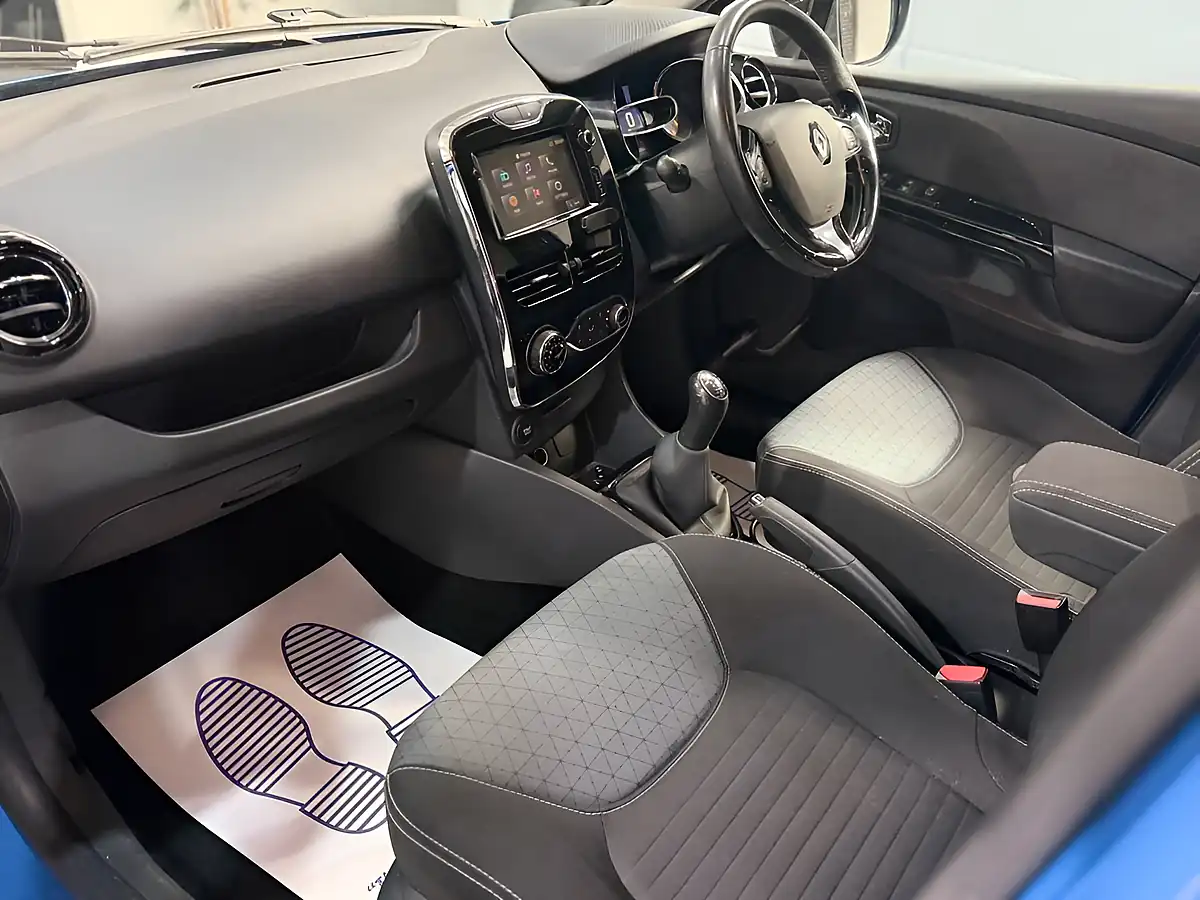 Used 2013 Renault Clio Dynamique S Blue - Interior and Exterior details 14