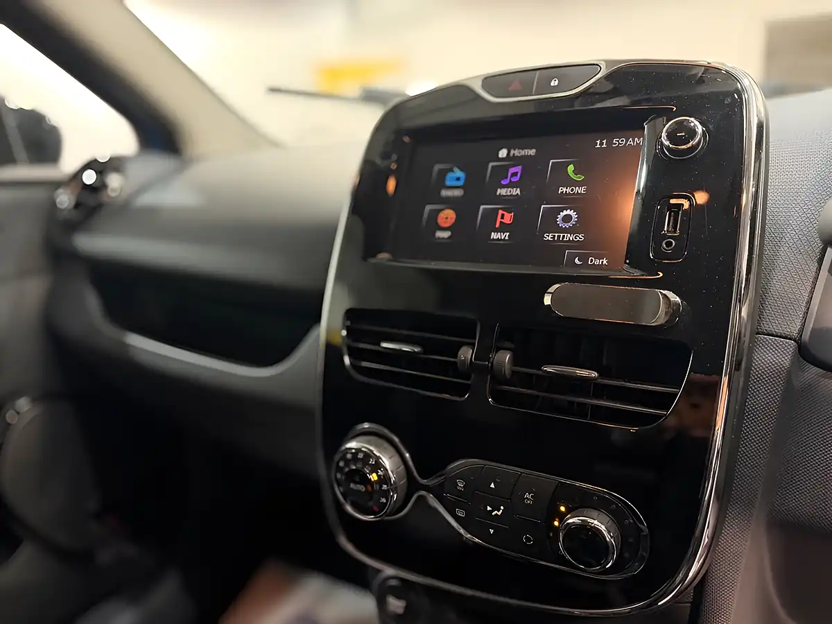 Used 2013 Renault Clio Dynamique S Blue - Interior and Exterior details 15