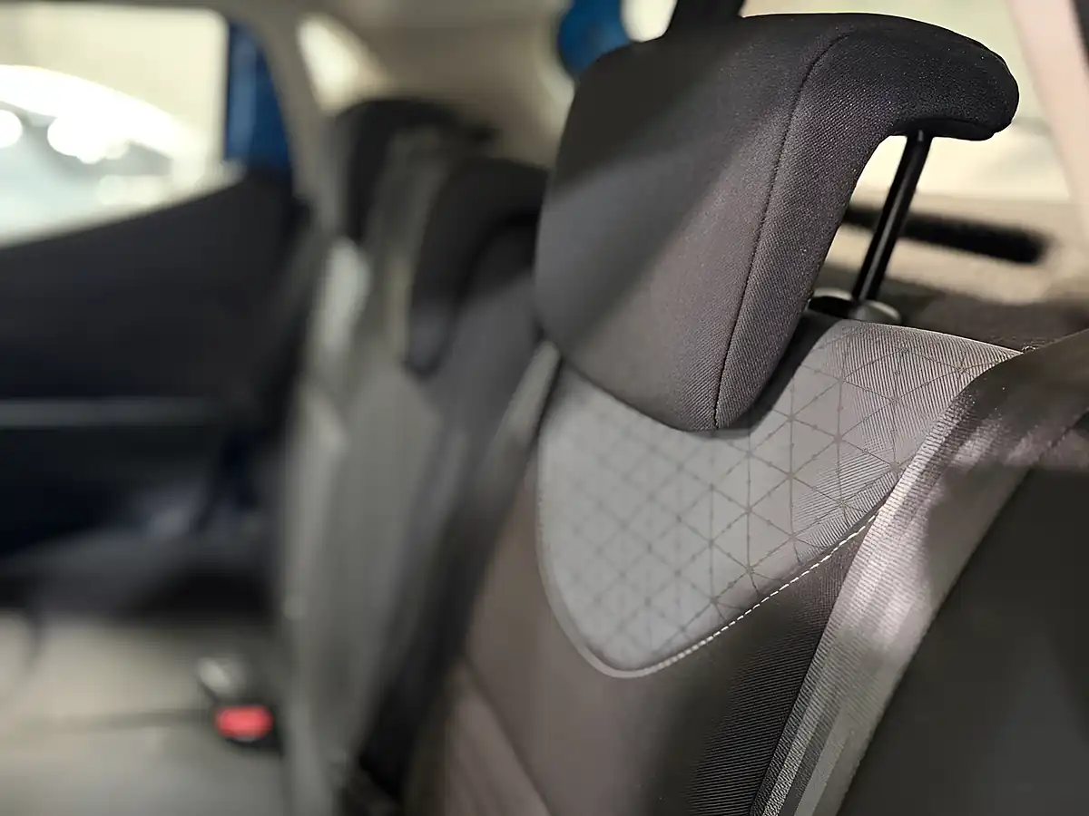 Used 2013 Renault Clio Dynamique S Blue - Interior and Exterior details 18