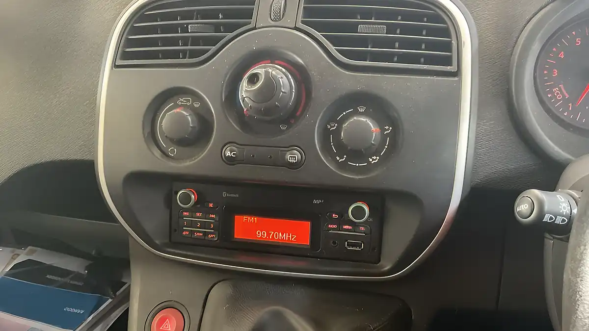 Used 2013 Renault Kangoo Phase 2 L2 H1 White - Interior and Exterior details 13