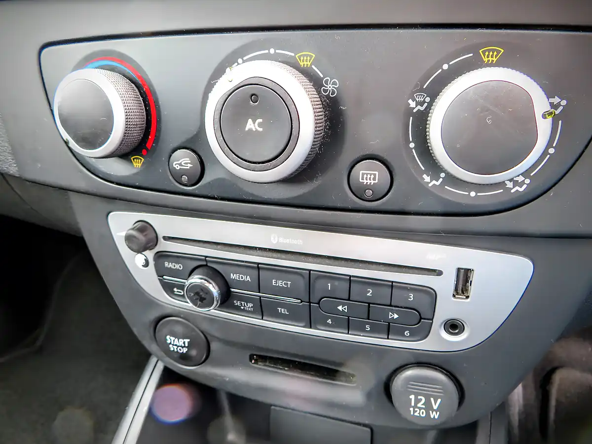 Used 2013 Renault Megane Dynamique Tom Tom Black - Interior and Exterior details 16