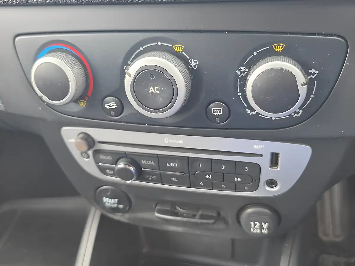 Used 2013 Renault Megane Expression Sport Tourer Silver - Interior and Exterior details 15