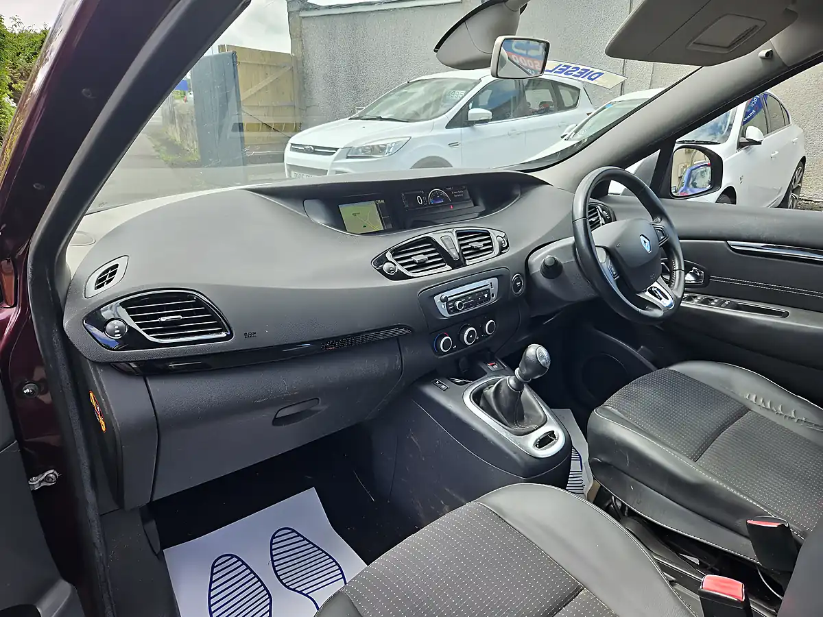 Used 2013 Renault Scenic Dynamique Tomtom Red - Interior and Exterior details 9
