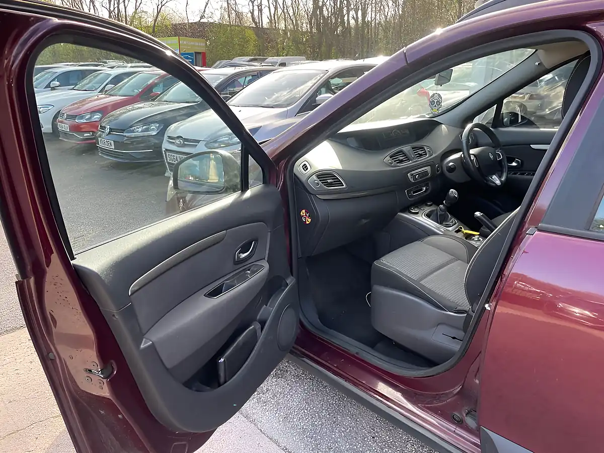 Used 2013 Renault Scenic Xmod Dynamique Tomtom Energy Red - Interior and Exterior details 14