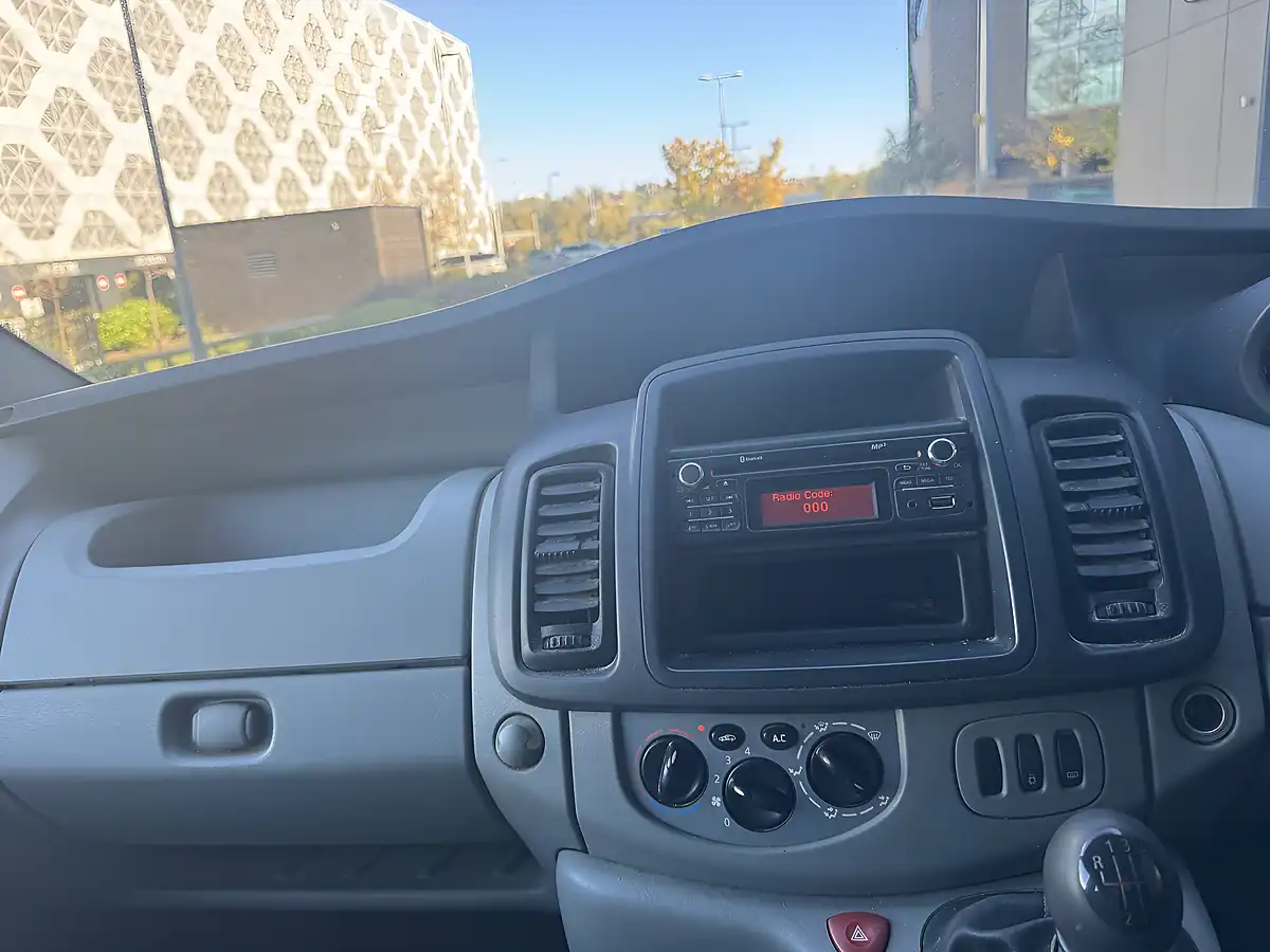 Used 2013 Renault Trafic SL27 White - Interior and Exterior details 18