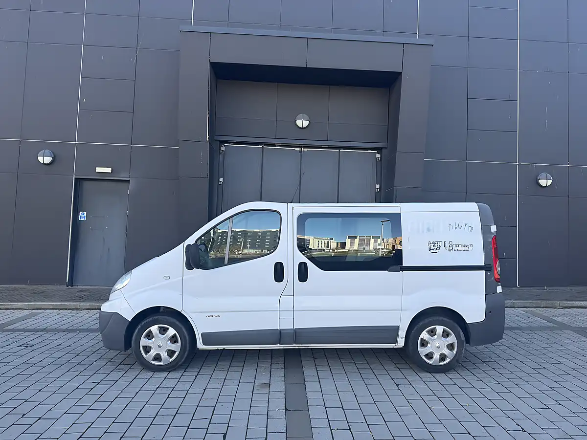Used 2013 Renault Trafic SL27 White - Interior and Exterior details 2