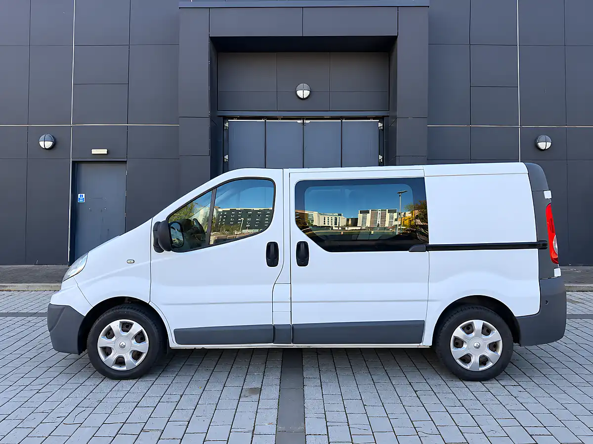 Used 2013 Renault Trafic SL27 White - Interior and Exterior details 4