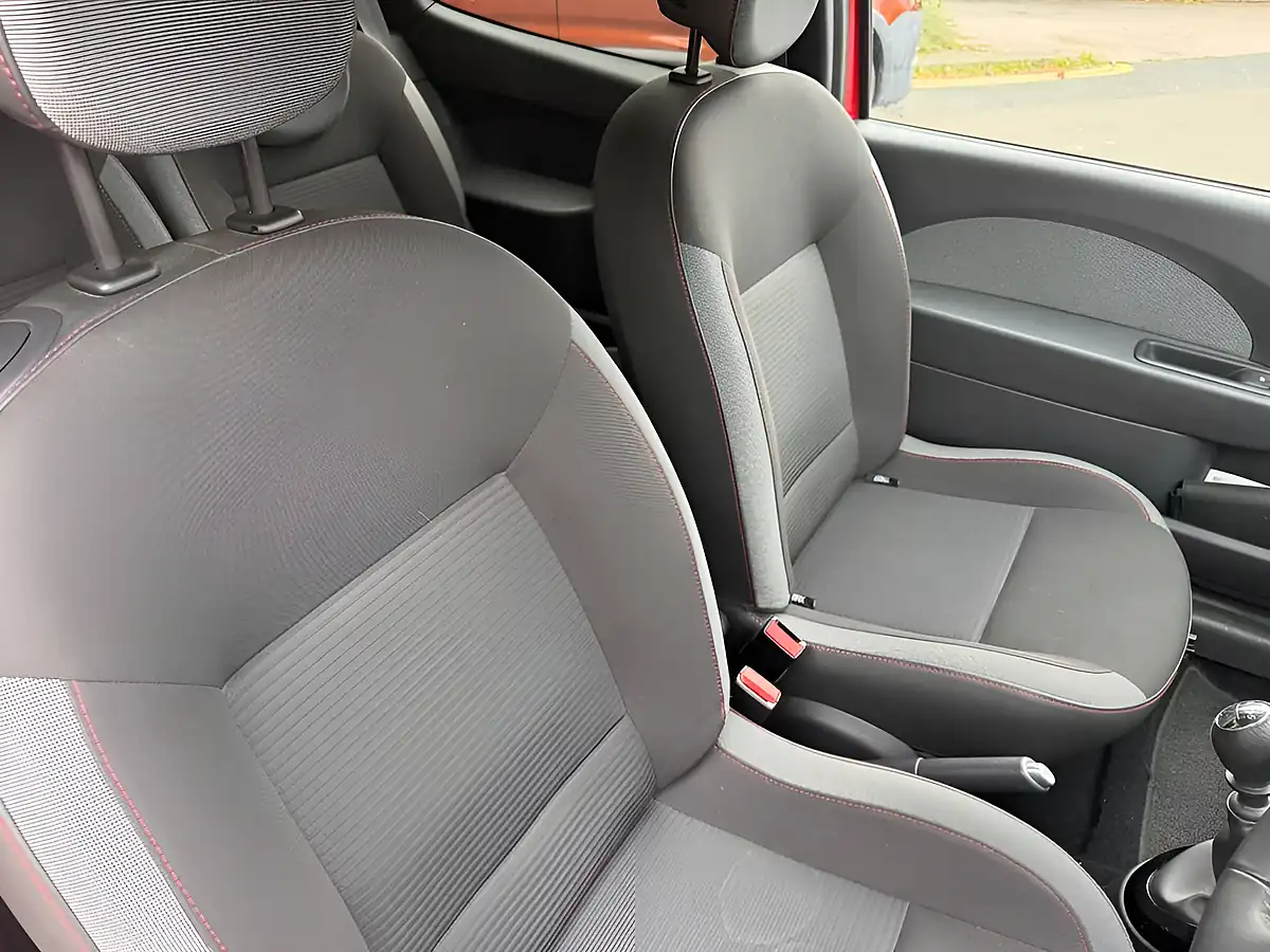 Used 2013 Renault Twingo Dynamique Red - Interior and Exterior details 14