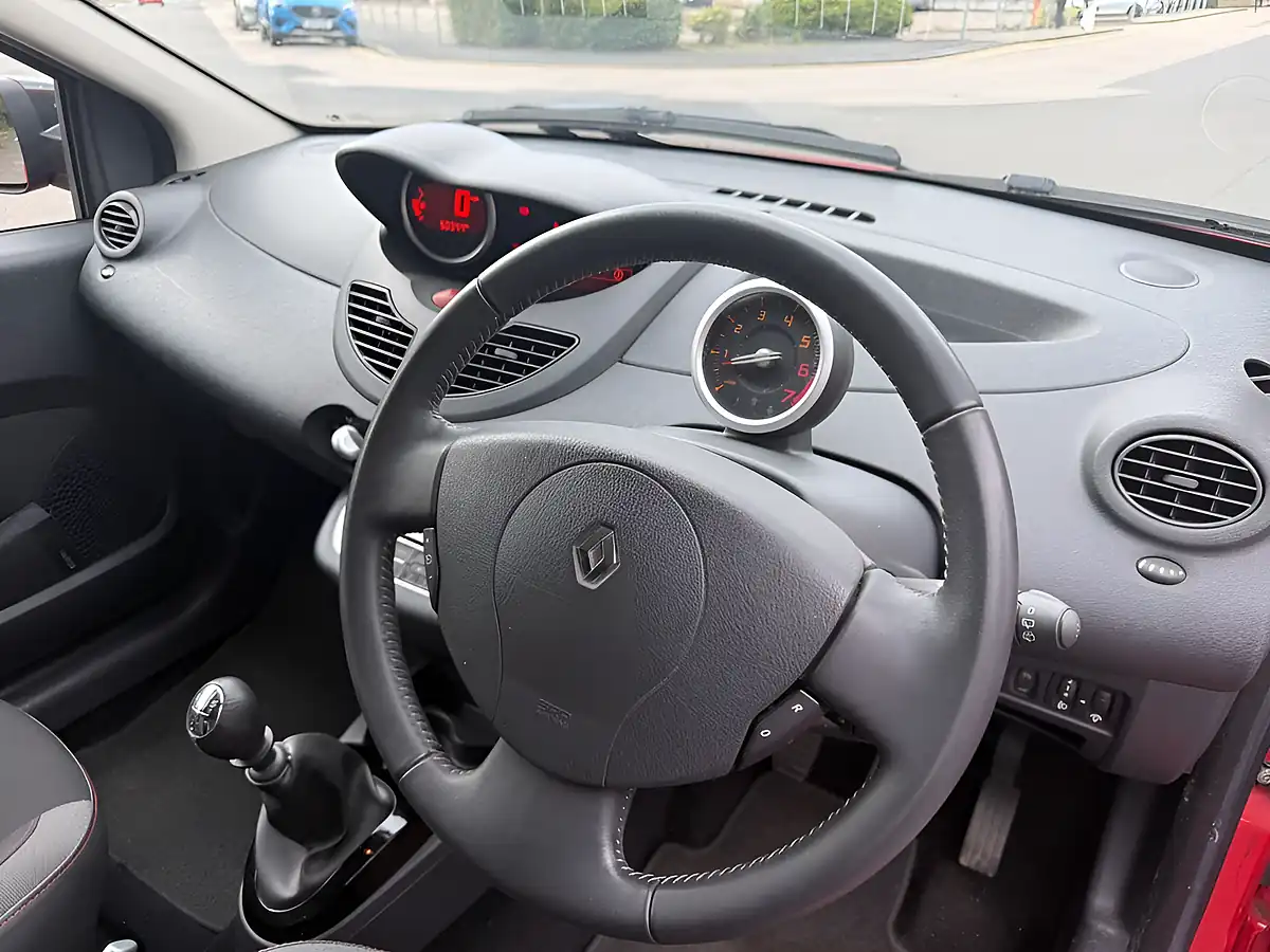 Used 2013 Renault Twingo Dynamique Red - Interior and Exterior details 15