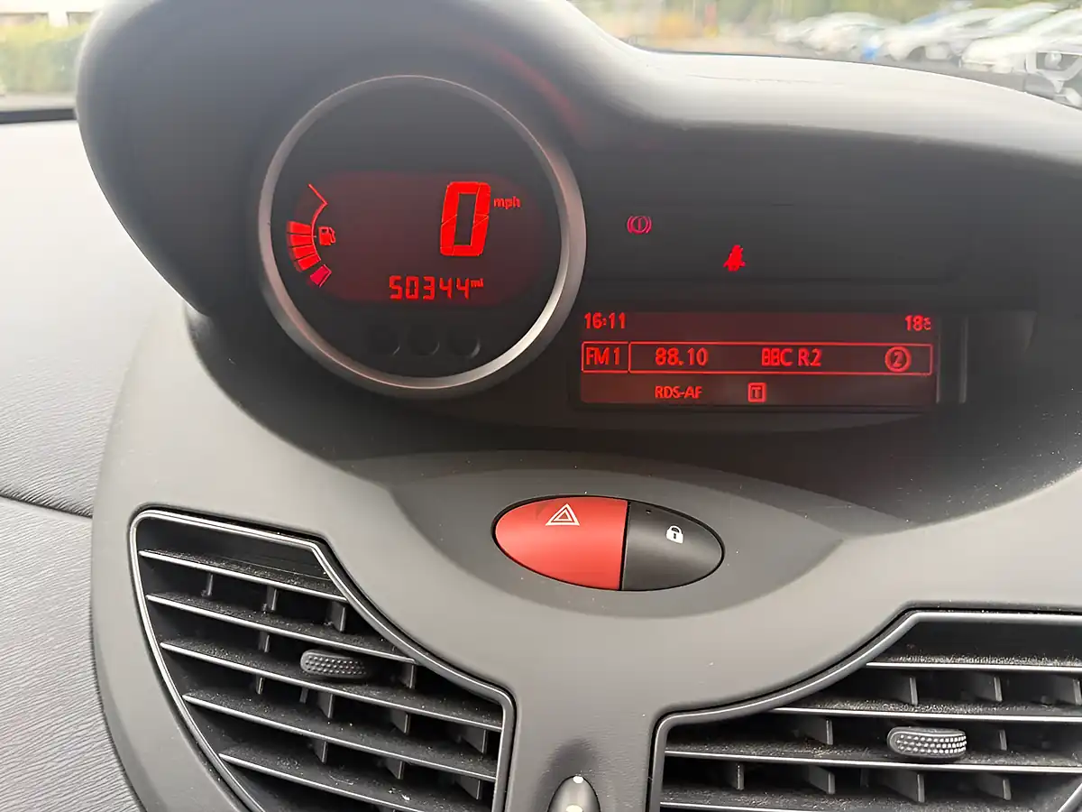 Used 2013 Renault Twingo Dynamique Red - Interior and Exterior details 17