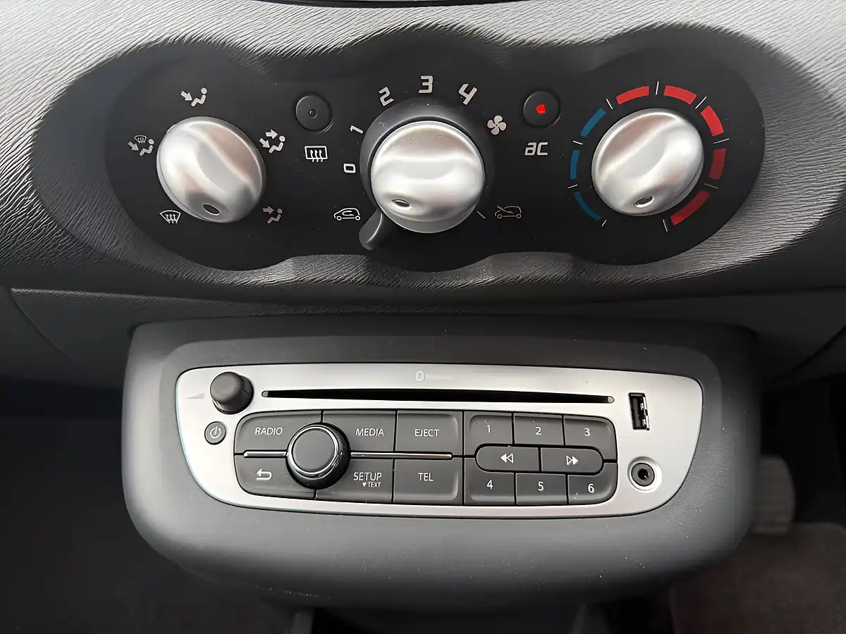 Used 2013 Renault Twingo Dynamique Red - Interior and Exterior details 18