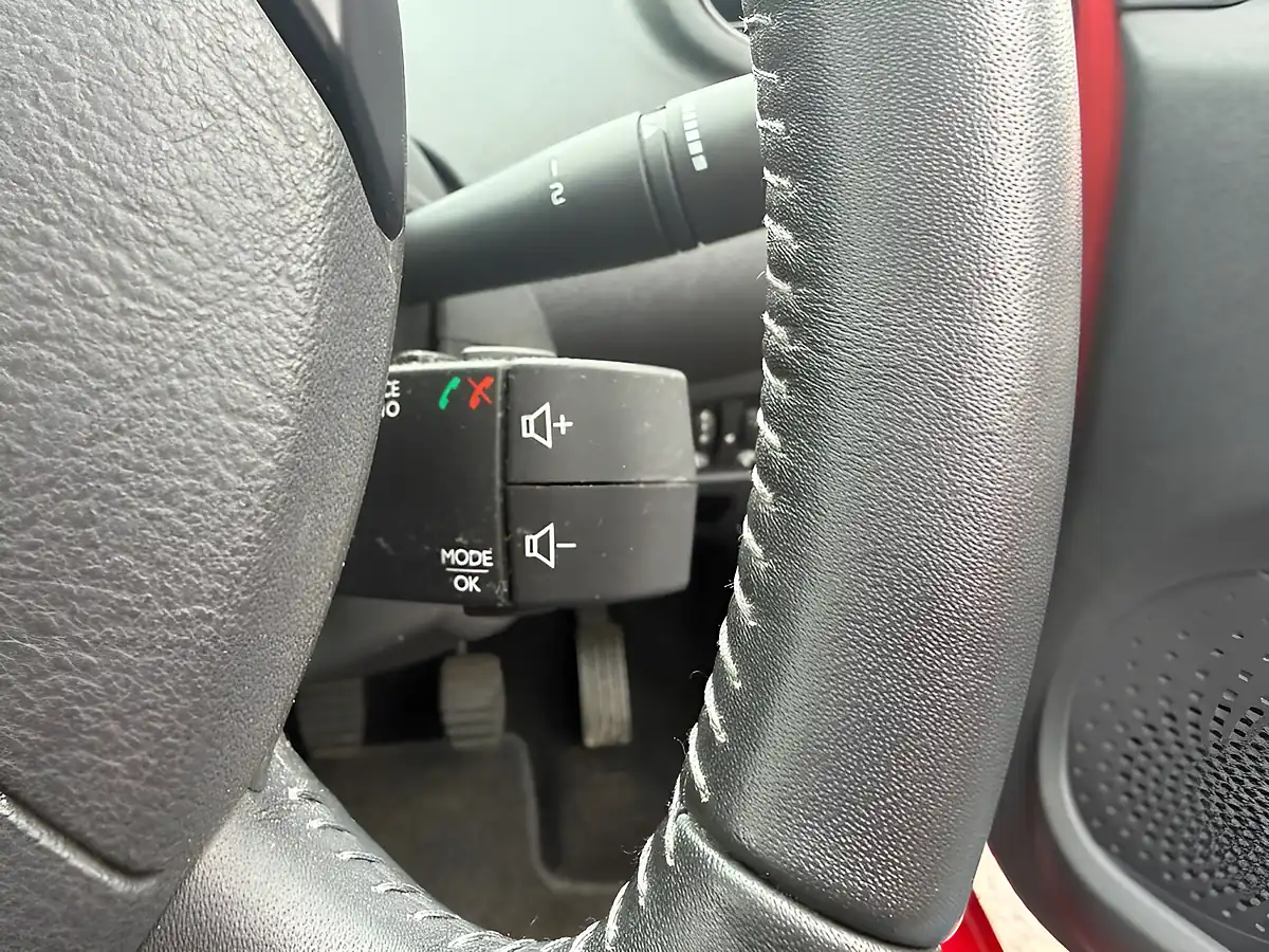 Used 2013 Renault Twingo Dynamique Red - Interior and Exterior details 19