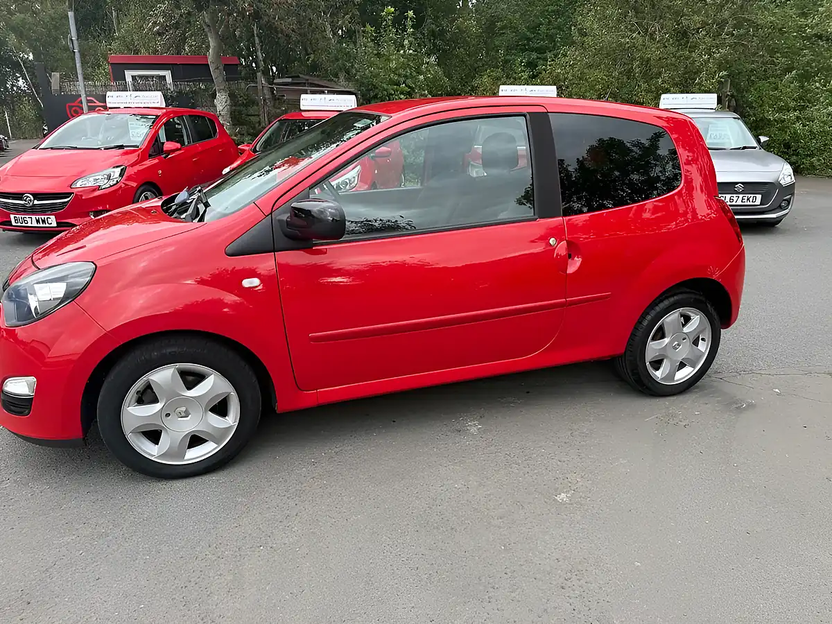 Used 2013 Renault Twingo Dynamique Red - Interior and Exterior details 4